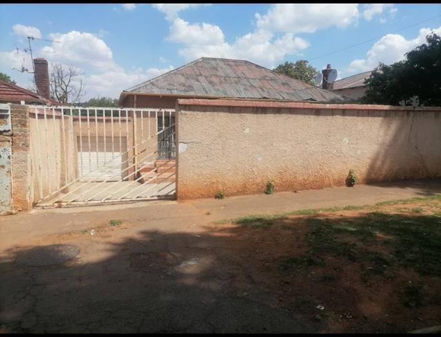 6 BEDROOM HOUSE FOR SALE IN BEZUIDENHOUT VALLEY